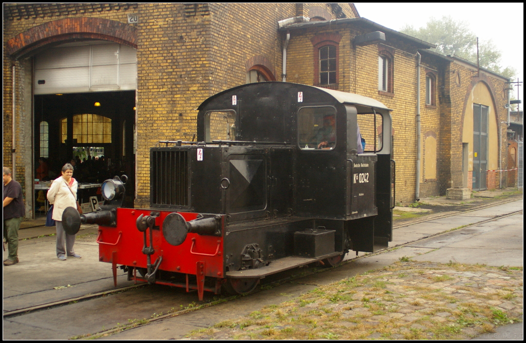 DR K� 0242 in Berlin-Sch�neweide, 20.09.2014
<br><br>
Auf dem 11. Berliner Eisenbahnfest konnten die Kinder am 20.09.2014 mit kleinen K� mitfahren, was ihnen sichtlich Spa� machte. Die Lok wurde 1936 von Windhoff gebaut und an die DRG ausgeliefert. 1970 erfolgte die Umzeichnung in 100 042-1. Die Ausmusterung erfolgte 1975 in Cottbus wo sie dann im Werksinternen Verschubdienst als 'Werklok 1' im Einsatz war.