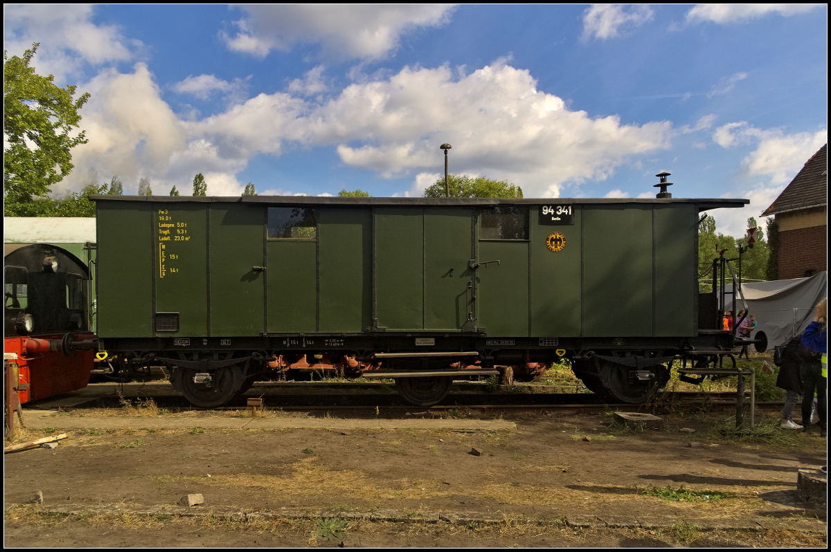 DRB 94 341 Berlin Ciu stand mit anderen Wagen und einer K� w�hrend des 15. Berliner Eisenbahnfest am 15.09.2018 in Berlin Betriebsbahnhof Sch�neweide auf einem der Gleise am Lokschuppen.