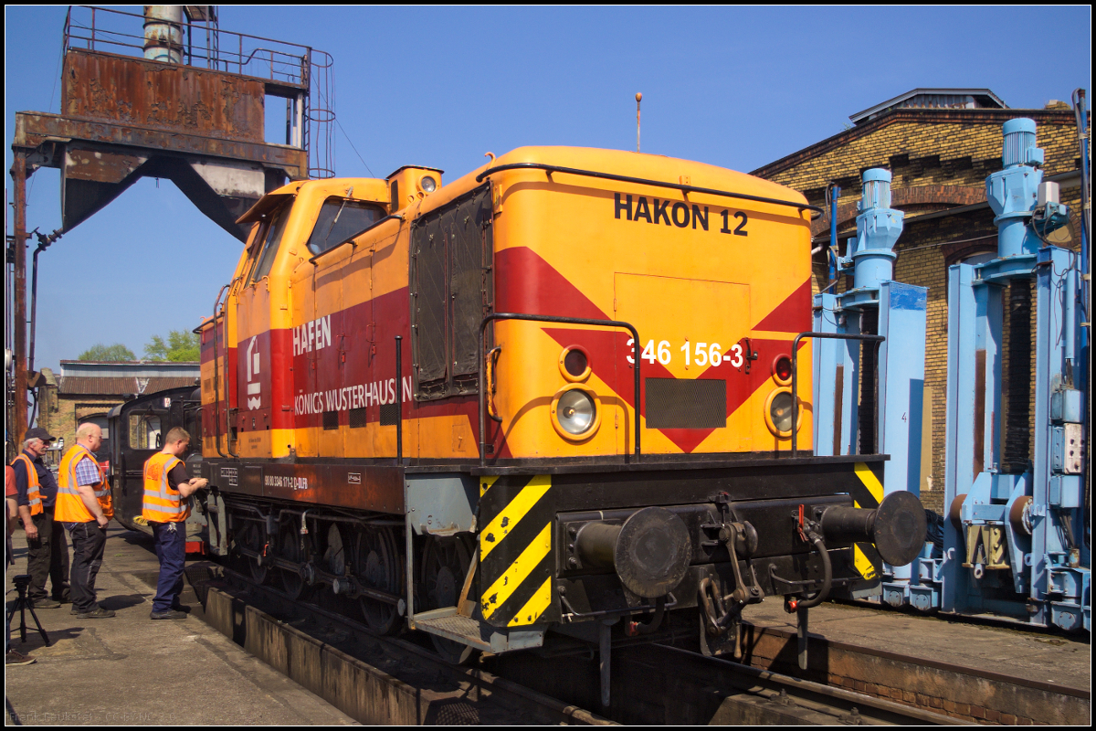 Eng ging es zu an der Grube, wo die HAKON 12 / 346 156-3 der Dampflokfreunde Berlin e.V. ihre neunen Revisionsdaten an den Rahmen geklebt bekam. Die Lok war, bevor sie zum Verein kam, beim Hafen Königs Wusterhausen im Einsatz. Zu sehen war sie beim Frühjahrsfest am 21.04.2018 auf dem Vereinsgelände (NVR-Nummer 98 80 3346 171-2 D-DLFB).