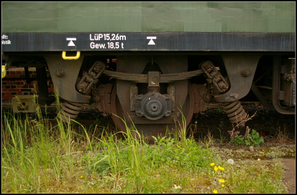 Etwas zusammengereimt: �ber Blattfedern und Spiralfedern liegt das eine Ende des Wagens auf der Achse auf. So gesehen bei dem Begleiterwagen BPD 03 80 80-95 007-4 P am 06.05.2017 beim Fest  30 Jahre Traktionswechsel Wittenberge , wo der Wagen hinter dem Lokschuppen der Dampflokfreunde Salzwedel e.V. stand. Gibt es daf�r eine besondere Bezeichnung? (kontakt (at) bahnsichtungen.de)