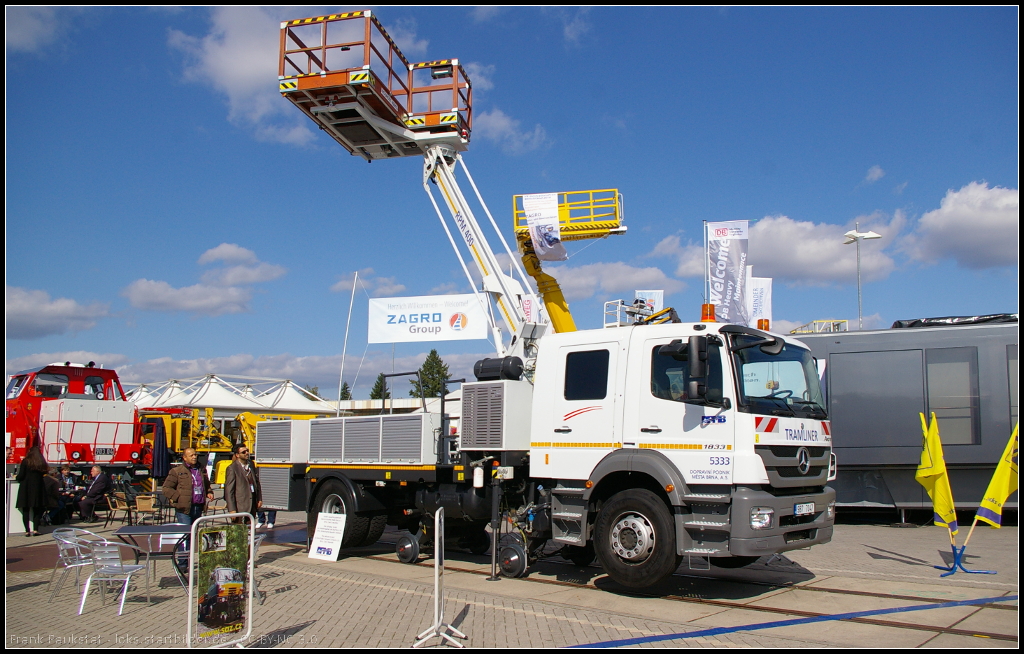 Fahrzeug 5333 der Dopravn� podnik města Brna, a. s. (Verkehrsbetrieb der Stadt Brno AG) ist ein Zweiwegefahrzeug auf Basis eines MB Actros 1833, ausgestellt auf der InnoTrans 2014 in Berlin
