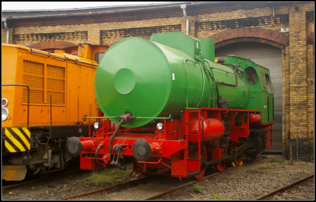 FLC 077 in Berlin-Sch�neweide, 20.09.2014
<br><br>
Beim 11. Berliner Eisenbahnfest war auch die Dampfspeicherlok am Lokschuppen zu sehen. Die Lok, vom Typ FLC, wurde im Raw Meiningen 1985 mit der Fabriknummer 03 077 im Jahr 1985 gebaut und an das VEB Energiekombinat Frankfurt f�r das Heizkraftwerk Brieskow-Finkenheerd ausgeliefert. Danach kam sie zum VEB Energiekombinat Berlin (Kraftwerk Klingenberg, Berlin-Lichtenberg). Sie war dann noch unter Vattenfall am selben Standort im Einsatz. Im Jahr 2005 kam sie zu den Dampflokfreunde Berlin e. V.