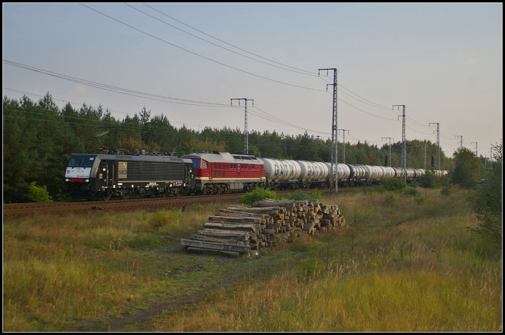F�r die Leipziger Eisenbahnverkehrsgesellschaft mbH (LEG) ist ES 64 F4-008 / 189 908-7 (Class 189-VD) im Einsatz. Am 16.09.2014 zieht sie mit der Wagenlok 132 158 einen Kesselwagen-Zug durch die Berliner Wuhlheide