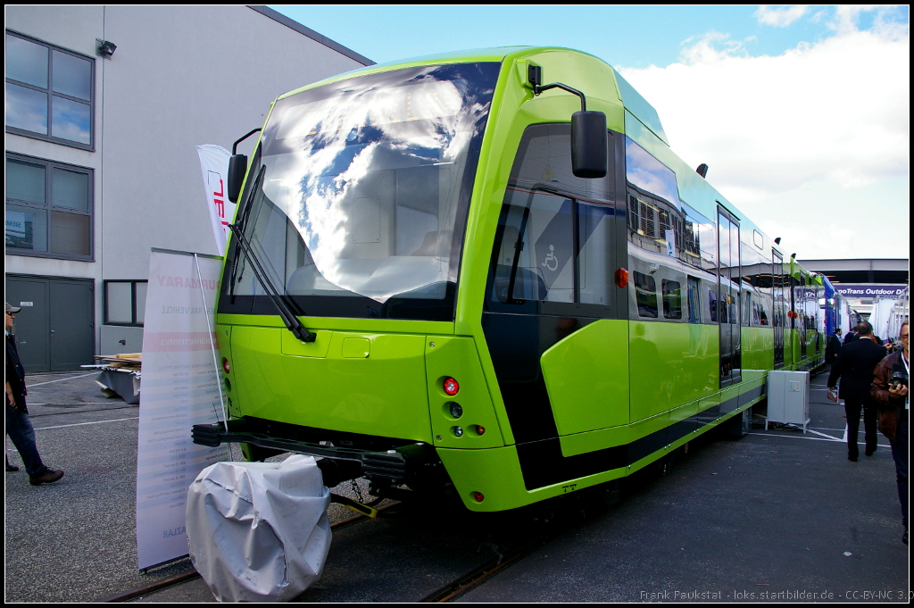 GreenCity LRV der t�rkischen Firma Durmazlar auf der InnoTrans 2014 in Berlin. Bei dem Fahrzeug handelt es sich um eine Zweirichtungs-Tram f�r 1500V DC.
<br><br>
H�chstgeschwindigkeit 90 km/h, Spurweite 1435 mm, L�nge 28 m, Breite 2.65 m, H�he 3.8 m, Gewicht 40.3 t, Anzahl Sitze 60, davon 2 Schwerbehindertenpl�tze, Stehpl�tze 228

Webseite (english): http://www.durmaray.com/product-view/12-lrv-40.html