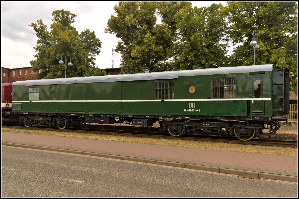 Im frischen Glanz zeigt sich der Salon-Autotransportwagen 89-43 300-2 des Regierungszug der DDR. Der Wagen wurde ca 1930 bei der Gothaer Waggonfabrik als Pw4�-30 gebaut und an die Deutsche Reichsbahn ausgeliefert. Inzwischen geh�rt der Wagen zum Bestand des Historischen Lokschuppen Wittenberge und stand am 25.08.2018n mit der MEG 103 w�hrend des Brandenburg-Tag 2018 auf dem ehemaligen Anschlussgleis zum Bahnhof Wittenberge (DR 60 50 89-43 300-2 Salon-Autotransportwagen).