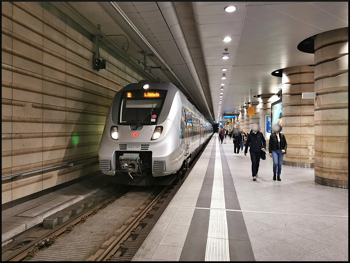 In den unteren Bahnsteig 2 vom Leipziger Hauptbahnhof ist gerade die S2 nach Leipzig-Stötteritz eingefahren. Unten links spiegelt sich das Signal das oben an der Decke angebracht ist. Diese Minisignale finden sich im City-Tunnel überall, Leipzig Hauptbahnhof, 20.03.2023 (94 80 1442 301-6 D-DB, DB Regio AG - S-Bahn Mitteldeutschland)

