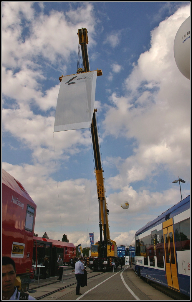 InnoTrans 2016 in Berlin: Aus der Ferne macht der KIROW Multi Tasker 1100 noch Eindruck. Der Schienenkran hat eine Tragf�higkeit von 125t bei einem Arbeitsradius von 29m. Ausgestattet ist der Kran mit einem Cummins-Dieselmotor nach EU-Abgasnorm IV, vier Kameras sorgen f�r zus�tzliche Sicht.