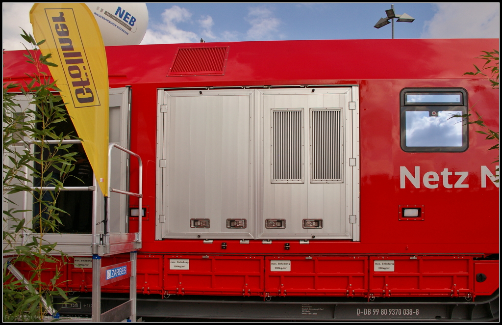 InnoTrans 2016 in Berlin: Blick auf die Seitenfalttore des Arbeitscontainers von Gf�llner f�r DB Netz Notfalltechnik