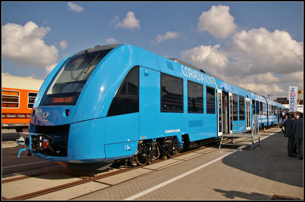 InnoTrans 2016 in Berlin: Der Coradia iLint von Alstom ist der erste Regionaltriebzug der mit Wasserstoff-Brennstoffzellen angetrieben wird. Die Brennstoffzellen sind auf dem Dach montiert. Die Basis f�r den Zug liefert die bekannte Lint-Familie von Alstom, so das einer Zulassung durch das EBA im Grunde nichts entgegenspricht. Den ersten Einsatz soll der Zug auf der Strecke Buxtehude - Bremerv�rde - Bremerhaven - Cuxhaven haben und gleichzeitig als Prestigeprojekt dienen. Die Reichweite des iLint liegt mit einer Ladung bei 800 Kilometern und erreicht eine H�chstgeschwindigkeit von 140 km/h. Da Wasserstoff bei jedem Betrieb der chemischen Industrie anf�llt, k�nnte so ein dichtes Netz an Tankstellen entstehen.