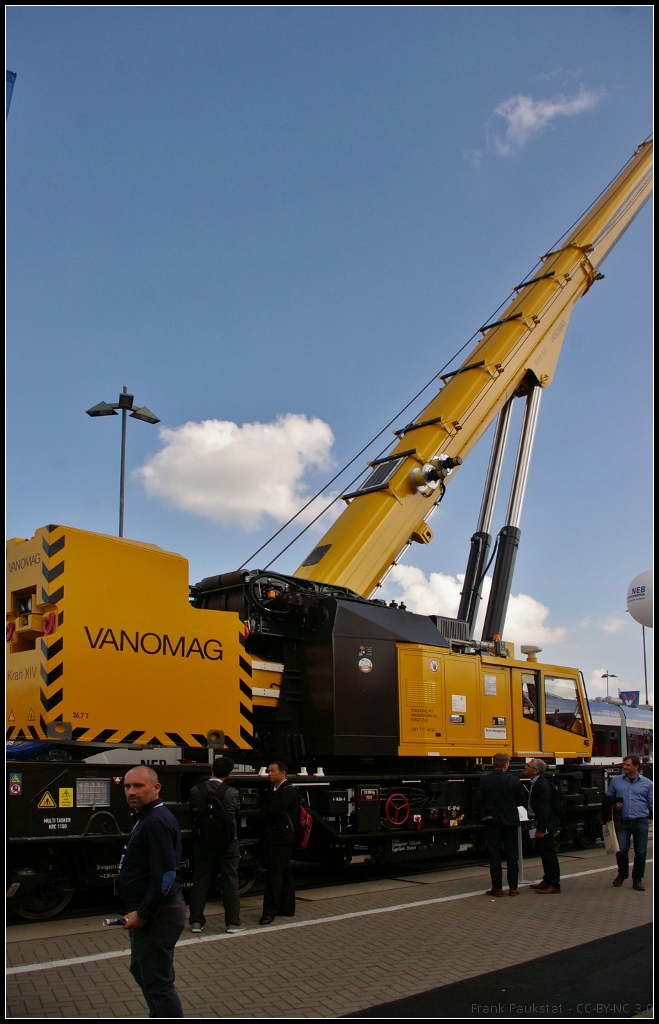 InnoTrans 2016 in Berlin: Der KIROW Multi Tasker 1100 ist mit ausgefahrenen Kran nicht komplett fotografierbar, hier sieht man sch�n das Gegengewicht, das als Teleskop den entsprechenden Anspr�chen ein und ausfahrbar ist. Hinter der Kabine befindet sich ein Cummins-Dieselmotor, um den Kran auch eigenst�ndig fahren lassen zu k�nnen.