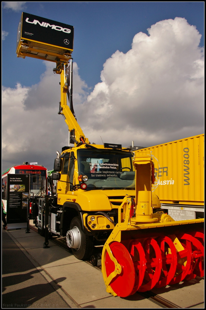 InnoTrans 2016 in Berlin: Die Firma Zweiweg pr�sentierte auf Basis der Weltneuheit Unimof U 423 eine flexible Arbeitsplattform f�r Stra�enbahn-Netze. Auf der Messe war ein Fahrzeug mit Hubb�hne und Schneefr�se von Kahlbacher ausgestellt.