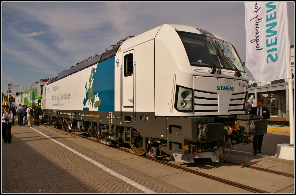 InnoTrans 2016 in Berlin: Eine weitere Lok aus der Vectron-Familie stand auf dem Außengelände und als Halter ist die Siemens AG angeschrieben. Bei der 6193 844  Vectron Creating Corridors  handelt es sich um eine Multisystemlok, zugelassen in D/A/H/PL/CZ/SK/RO (NVR-Nummer 91 80 6193 844-8 D-SIEAG)