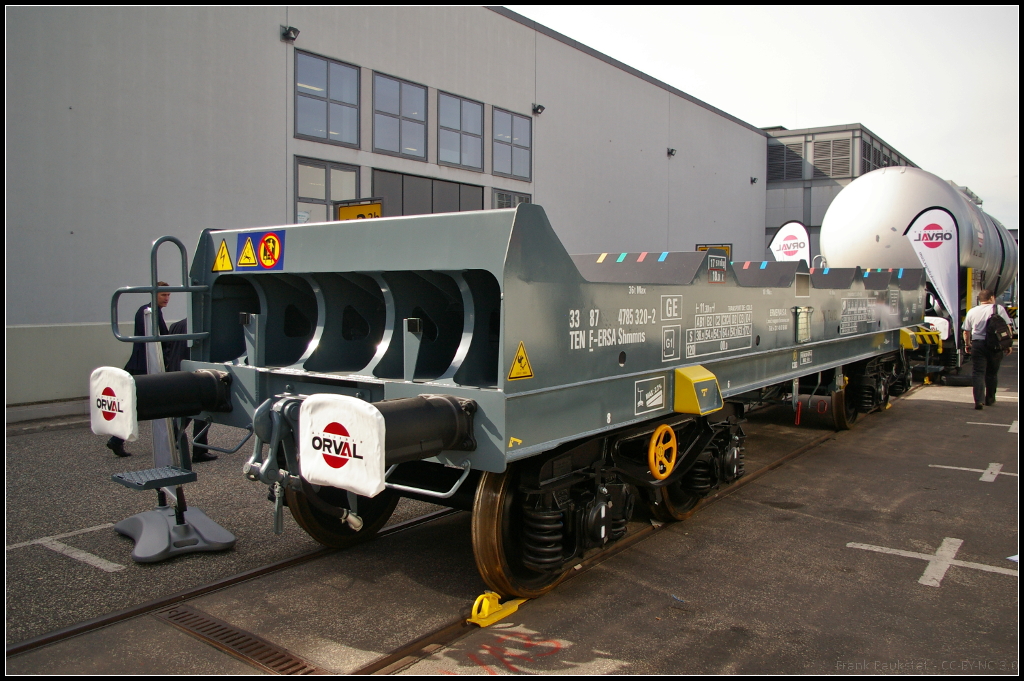 InnoTrans 2016 in Berlin: Vom Hersteller Orval kommt dieser Transportwagen der Gattung Shmmns f�r hei�e Coils mit einer maximalen Temperaturbelastung von 500 Grad. Er hat ein Ladegewicht von 72,4 t, Drehgestelle vom Typ TI 2023, kann beladen bis zu 100 km/h bewegt werden. Der Wagen kann bis zu f�nf Coils mit jeweils 5 Meter Breite aufnehmen (UIC-Nummer F-ERSA 33 87 4785 320-2 Shmmns)
