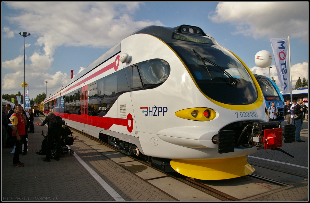 InnoTrans 2016 in Berlin: Vom kroatischen Hersteller Koncar Electrical Industry Inc. kommt dieser mehrteilige Niederflurzug, den es als Elektro- oder Dieseltriebzug gibt. Einsatzgebiet ist der Regionalverkehr und kann von der Inneneinrichtung bis zum Niveau der Ausr�stung den W�nschen angepasst werden. Lieferbar sind zwei- bis f�nfteilige Einheiten. Der Zug ist durchg�ngig ohne Trennt�ren oder Treppen begehbar, klimatisiert und verf�gt �ber Doppelt�ren f�r den schnellen Ein- und Ausstieg. Die H�chstgeschwindigkeit liegt bei 160 km/h (Diesel 120 km/h). Bei der HZPP ist der Triebzug als Baureihe 7 023 eingereiht.