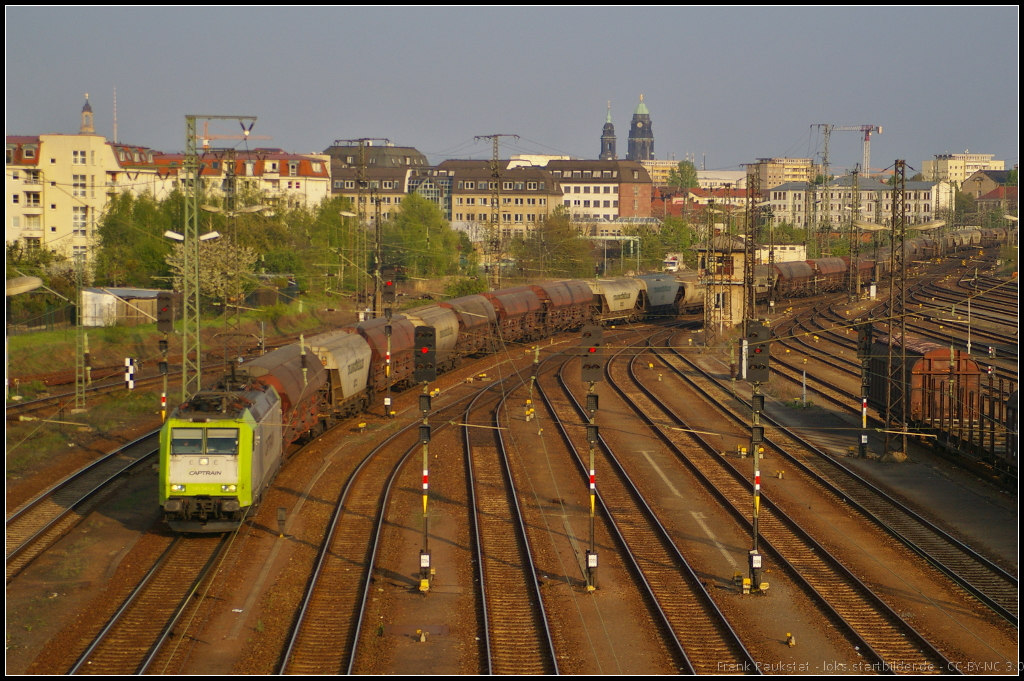 ITL 185 543-6 schl�ngelt sich am 12.04.2014 mit einem Cerealien-Zug durch das Gleisvorfeld in Dresden-Friedrichstadt