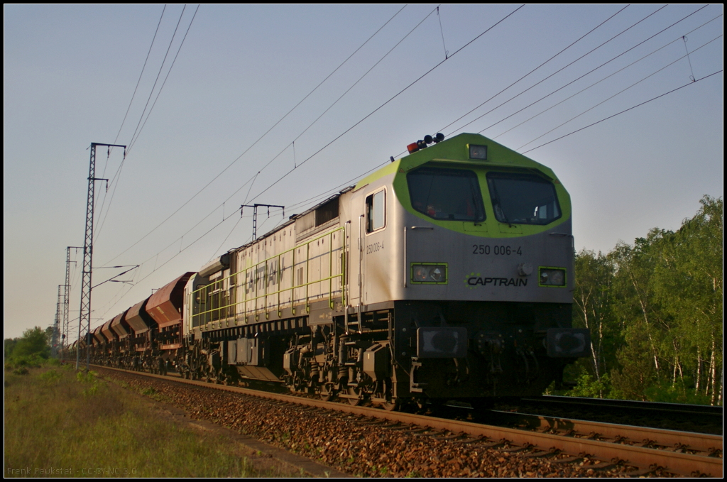 ITL 250 006-4 ist mit einem Erzzug im Einsatz. Am 19.05.2017 fuhr sie durch die Berliner Wuhlheide