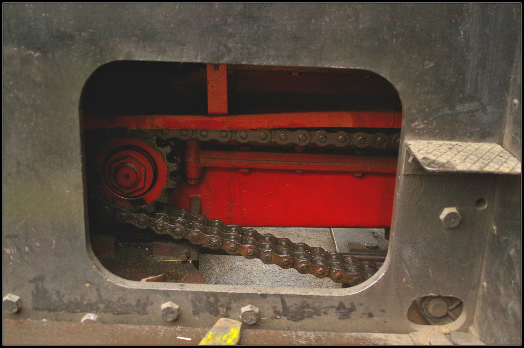 Kettenantrieb DR K� 5754 (Berlin-Sch�neweide, 20.09.2014)
<br><br>
Detailaufnahme der Kleinlok, die w�hrend des 11. Berliner Eisenbahnfest am Lokschuppen ausgestellt war.