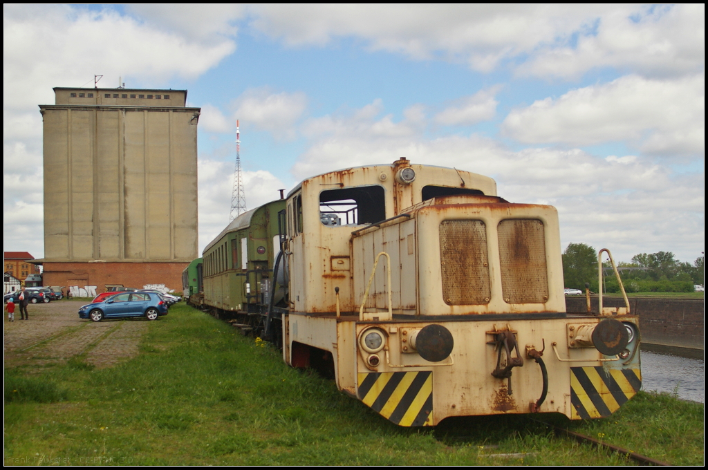KMT 1 in Magdeburg Neustadt, 10.05.2015
<br><br>
Der Rangierdiesel wurde 1961 bei LKM gebaut und ging an den Konsum M�hlen- und Teigwarenbetrieb Magdeburg, wo sie die Nummer  1  erhielt. Nach der Wende wurde das Unternehmen in die Teigwaren GmbH, Magdeburg-Rothensee umbenannt. Seit 2010 ist die Lok im Bestand der Magdeburger Eisenbahnfreunde e.V.