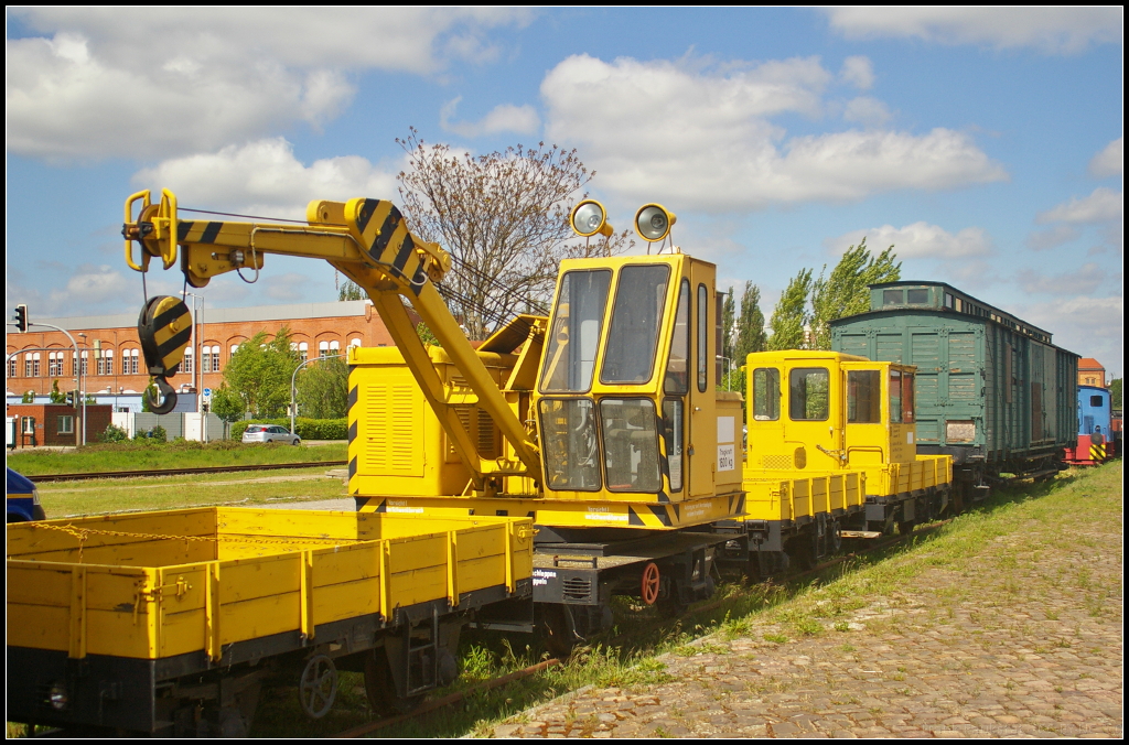 Kranwagen AK 1600 in Magdeburg Neustadt, 10.05.2015
<br><br>
Beim Familienfest der Magdeburger Eisenbahnfreunde war auch dieser Kran auf einem Nebengleis am Hafen zu entdecken. Bis auf einen fehlenden Elektromotor zeigte sich das Hilfsfahrzeug in gutem Zustand.