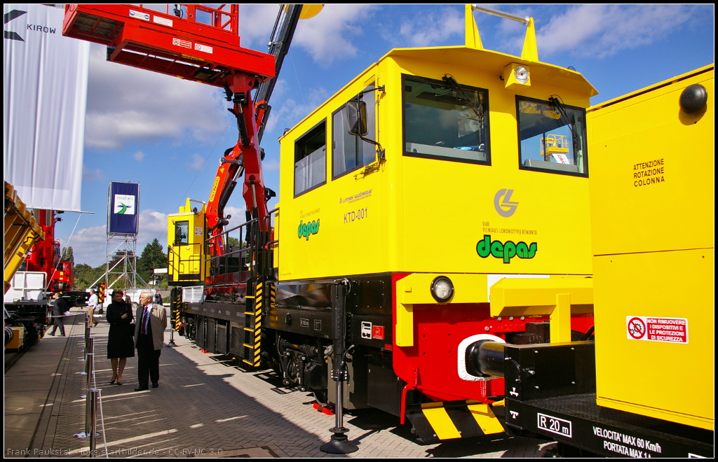 KTD-001 Vilniaus Gelezinkeliu Infrastruktura, ausgestattet mit Hebeb�hne und Kran, ausgestellt auf der InnoTrans 2014 in Berlin