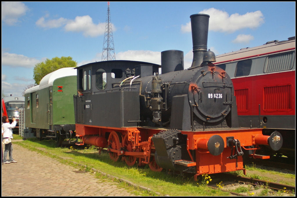 Leuna-Werklok 23 in Magdeburg Neustadt, 10.05.2015
<br><br>
Die Lok wurde 1920 bei Henschel in Kassel gebaut und wurde an die Leuna-Werke ausgeliefert. Anfang der 1970er Jahre wurde die Lok als Denkmal aufgearbeitet und stand bis 1994 in Halle-Neustadt mit Güterwagen als  Panzerzug  zur Erinnerung an den Arbeiteraufstand von 1921.  Die an der Lok angebrachte Nummer hat die Werklok nie getragen und soll nur an die an die Loks erinnern die von der DR an die VEB Binnenhäfen “Mittelelbe” Magdeburg vergeben wurden (Quelle Magdeburger Eisenbahnfreunde e.V.). Die Lok stand während des Familienfestes der Eisenbahnfreunde auf dem Festgelände.