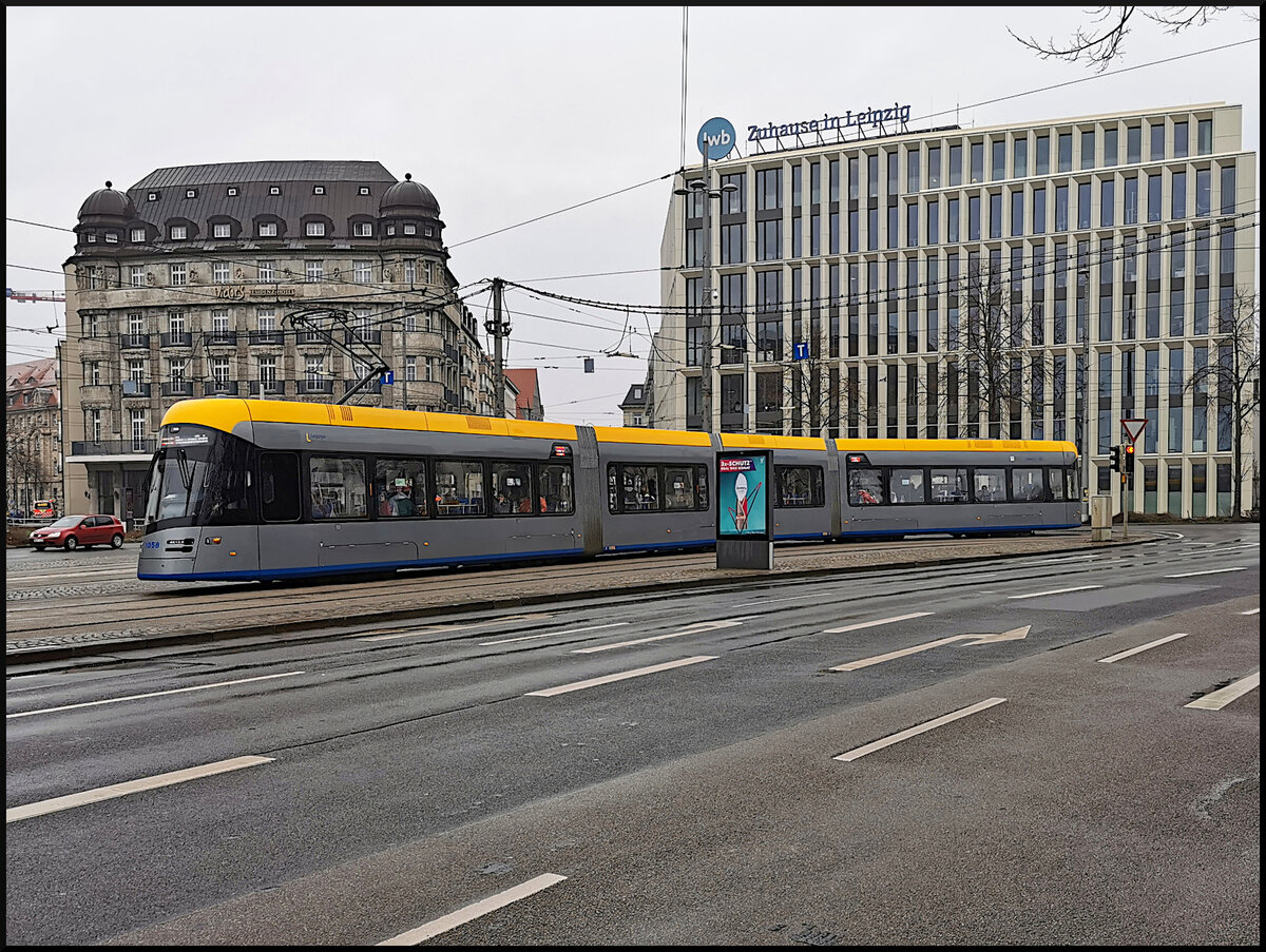 LVB 1058, NGT10, gehört zu den letzten Anschaffungen der Leipziger Verkehrsbetriebe. Sie gehört zu einer Lieferung von 6 Straßenbahnen im Jahr 2022 (Stadler Tramino, Typ 10xNfGlTwER, Leipzig Hauptbahnhof, 20.03.2023)
