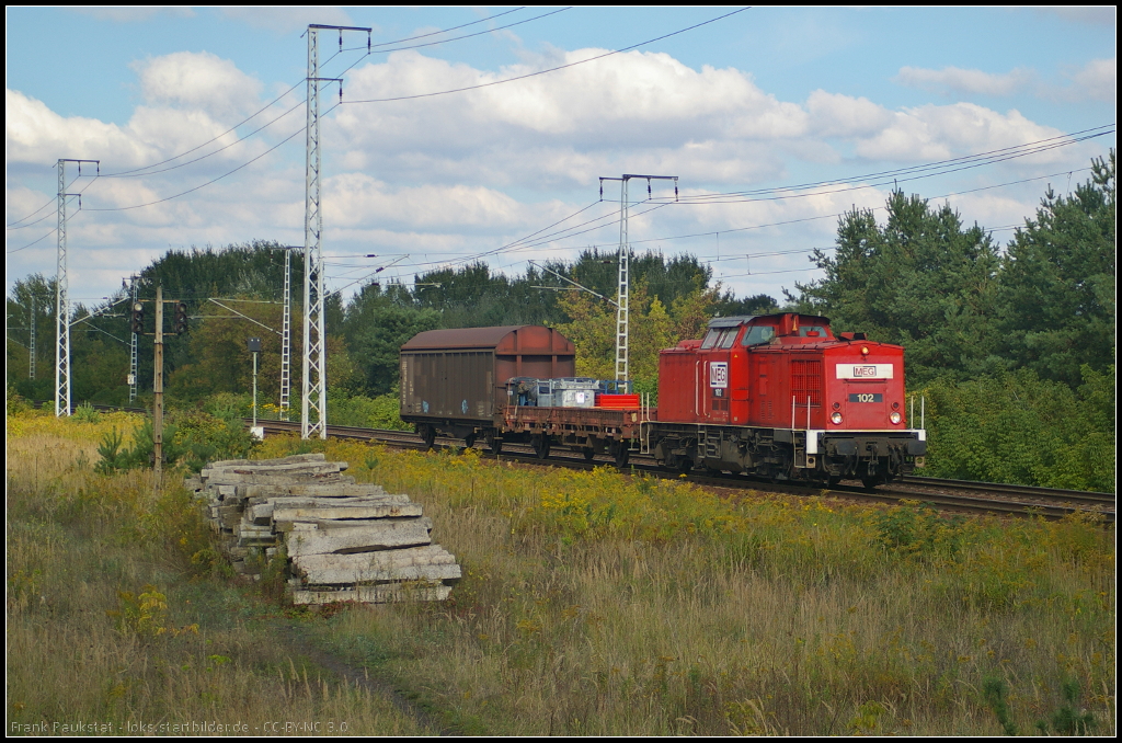 MEG 102 / 204 761, Typ V 100.1, mit dem Achsen-Zug f�r die Berliner S-Bahn am 01.10.2013 durch die Berliner Wuhlheide