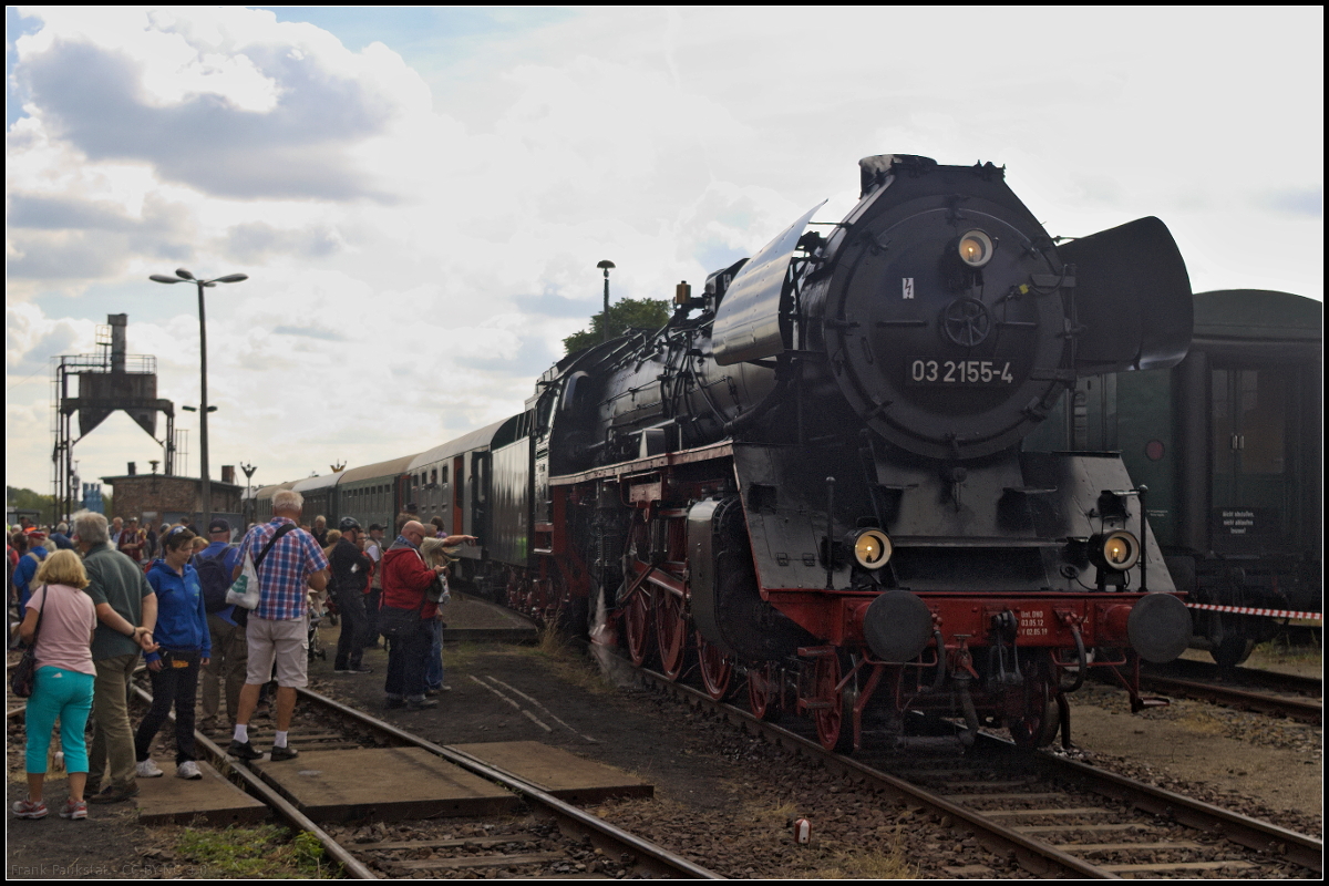 Mit einem Sonderzug, der einmal rund um Berlin fahren sollte, stand DR 03 2155-4 auf dem Vereinsgelände der Dampflokfreunde Berlin e.V. während des 15. Berliner Eisenbahnfest am 15.09.20148 bereit.
