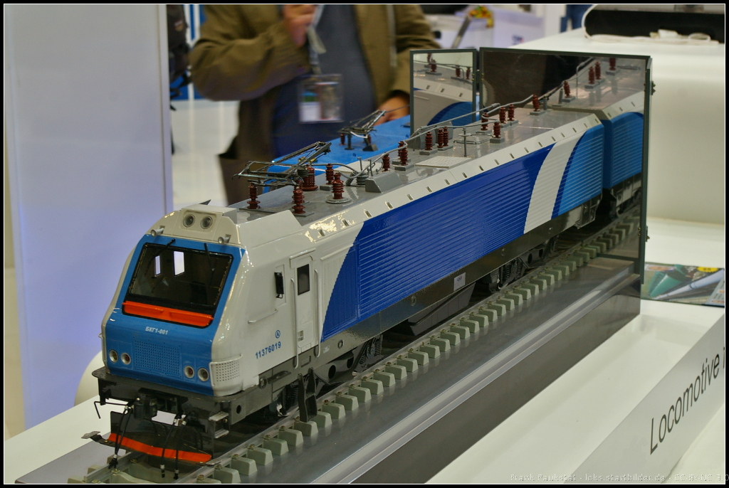 Model of БКГ-1 Electric Loco for Belarus at InnoTrans 2014

Bei der Baureihe БКГ-1 (BCG-1) handelt es sich um Doppel-Lokomotiven für Weißrussland. Hersgestellt wurde die Doppellok vom chinesischen Hersteller CNR Datong Electric Locomotive. Insgesamt wurden 12 Loks gebaut. Ausgestellt war das Modell auf der InnoTrans 2014 in Berlin.

Website (english): http://en.chinacnr.com/394-964-10503.aspx
