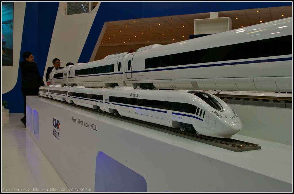 Model of CRH3-100 250 km/h Inter-city EMU.

Der Hochgeschwindigkeitszug CRH3 ist eine Variante des Siemens Velaro, der in Kooperation mit Tangshan Railway Vehicle und Changchun Railway Vehicle seit 2008 gebaut wird. Ausgestellt war das Modell am Messestand der CNR auf der InnoTrans 2014 in Berlin.
