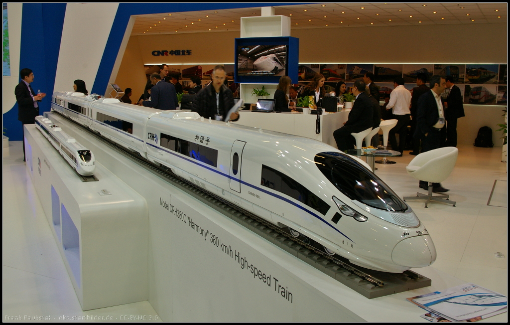Model of CRH380C-6301L  Harmony  380 km/h Highspeed Train.

Bei dem Zug handelt es sich um einen auf den Bombardier Zefiro basierenden Hochgeschwindigkeitszug für Chinese Ministry of Railways (MOR). Die Elektrik kam von Hitachi. Der reguläre Betrieb wurde im Frühjahr 2013 aufgenommen. Insgesamt wurden 25 sechszehnteilige Züge beschafft. Das Modell wurde auf dem Messestand der CNR Changchun Railway Vehicles während der InnoTrans 2014 in Berlin ausgestellt.
