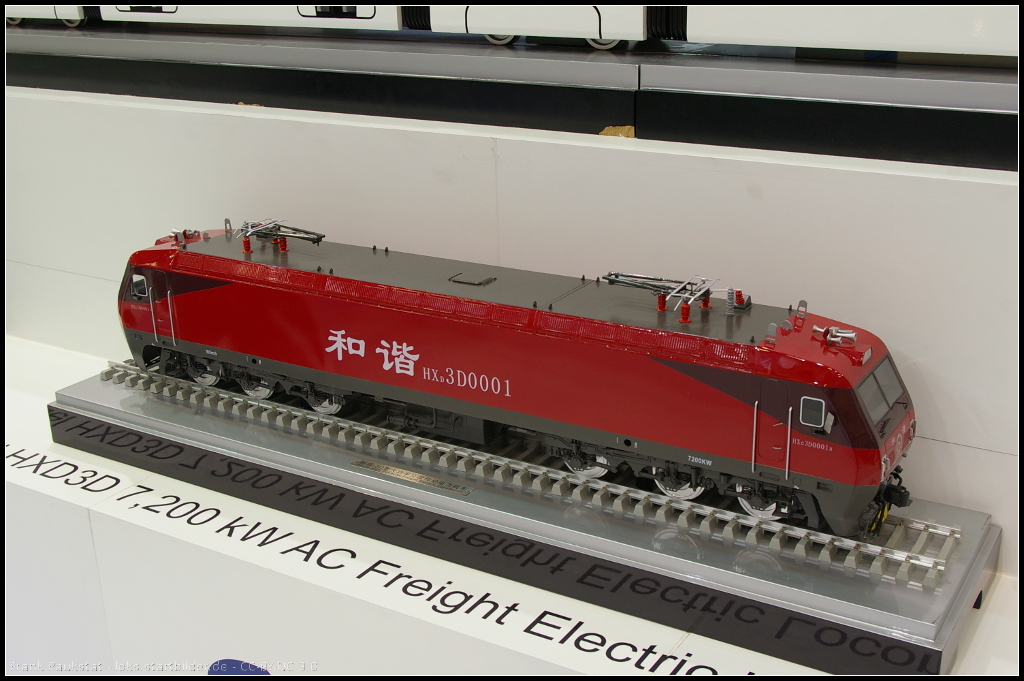 Model of HXD3D 001 7200 kW AC Freight Electric Lokomotice at InnoTrans 2014

Die Baureihe HXD3D ist eine 6-Achsige Passagier- und Frachtlokomotive des Herstellers DLRC bis 200 km/h. Ausgestellt war das Modell auf dem Messestand der CNR während der InnoTrans 2014 in Berlin

Website Data (english): http://www.dloco.com/LISTS/product/_MAINPAGE/EProducts/default3.aspx?id=1123

