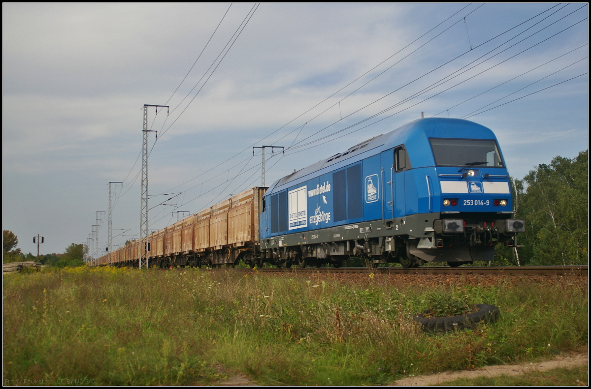 PRESS 253 014 / 223 051-4  Dietel-Fenster  fuhr bei bewölktem Himmel mit ihrem Holzschnitzelzug am 30.08.2017 durch die Berliner Wuhlheide