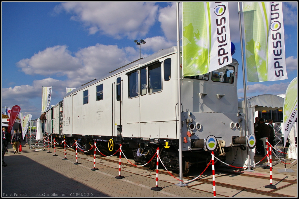 Privatbauwagen D-SPU 60 80 092 4030-0 auf der InnoTrans 2014.

Dieser Wagen gehört zu einem kompletten Spritzzug der Firma Spiess-Urania Chemicals GmbH aus Hamburg. Dieser Zug wird eingesetzt um Unkraut mittels Herbiziden zu bekämpfen. An dem Privatbauwagen sind die Spritzdüsen für die Verteilung des Bekämpfungsmittels angebracht. Der Zug stand während der InnoTrans 2014 in Berlin auf dem Außengelände.
