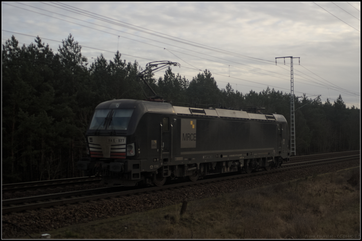 Quasi im letzten Licht des Tages kam VTG Rail X4 E-877 / 193 877-8 nach ihrer �bergabe in Bln.-Nordost am 06.01.2018 zur�ck durch die Berliner Wuhlheide gefahren