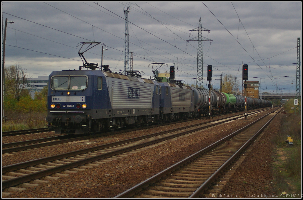 RBH 121 / 143 048 und RBH 125 mit einen Kesselwagen-Zug am 27.10.2013 in Berlin Sch�nefeld Flughafen
<br>
++ 23.09.2019 bei Bender, Opladen