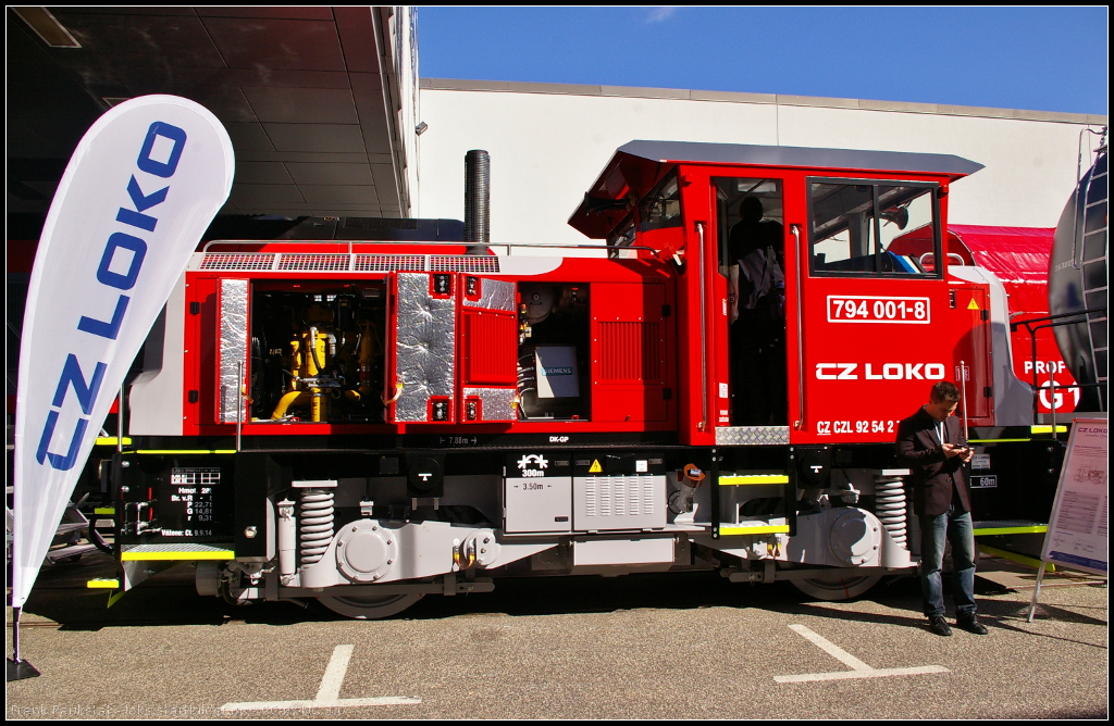 Seitenansicht der 794 001-8 von CZ LOKO, die auf der InnoTrans 2014 in Berlin ausgestellt war. Die Lok tr�gt eine falsche UIC-Kennung (92 54...), was f�r Loks �ber 100 km/h H�chstgeschwindigkeit steht. Laut der Webseite liegt die H�chstgeschwindigkeit jedoch bei 60 km/h.