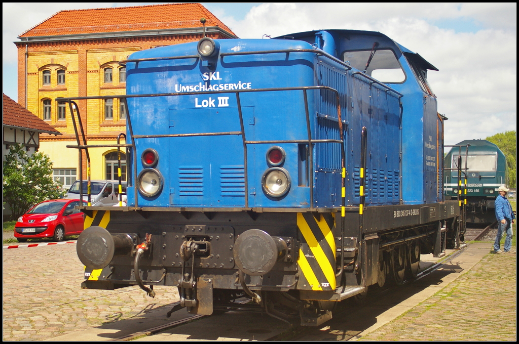 SKL Lok III / 345 137-4 in Magdeburg Neustadt, 10.05.2015
<br><br>
Die Lok wurde 1981 bei LEW gebaut und als 105 137-4 an die DR ausgeliefert. Die Umzeichnung erfolgte 1992. In Halle wurde die Lok 2003 ausgemustert und kam 2009 zu SKL (NVR-Nummer 98 80 3345 137-4 D-SKLUS)
