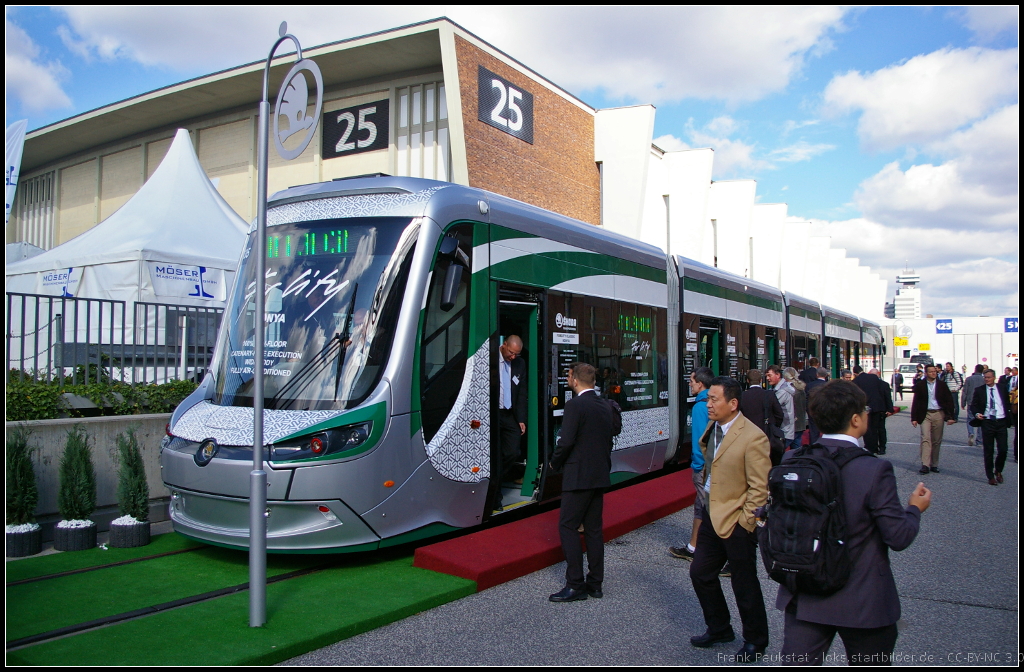 Skoda ForCity Classic f�r die t�rkische Stadt Konya. Es ist eine Zweirichtingsbahn in Niederflurtechnik. Die Tram besitz eine Klimaanlage und Platz f�r 364 Fahrg�ste.

Webseite: http://www.skoda.cz/de/produkte/strassenbahnen/forcity/strassenbahn-28-t/