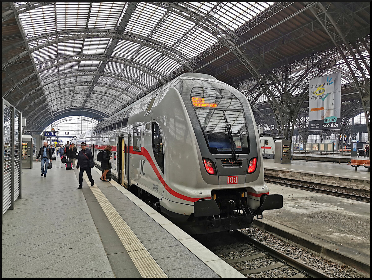 Steuerwagen voraus kam der IC2440 nach Stuttgart am 20.03.2021 in den Leipziger Hauptbahnhof auf Gleis 15 eingefahren (D-DB 50 80 86-81 869-9 DBpbzfa 668.2, DB Fernverkehr AG)
