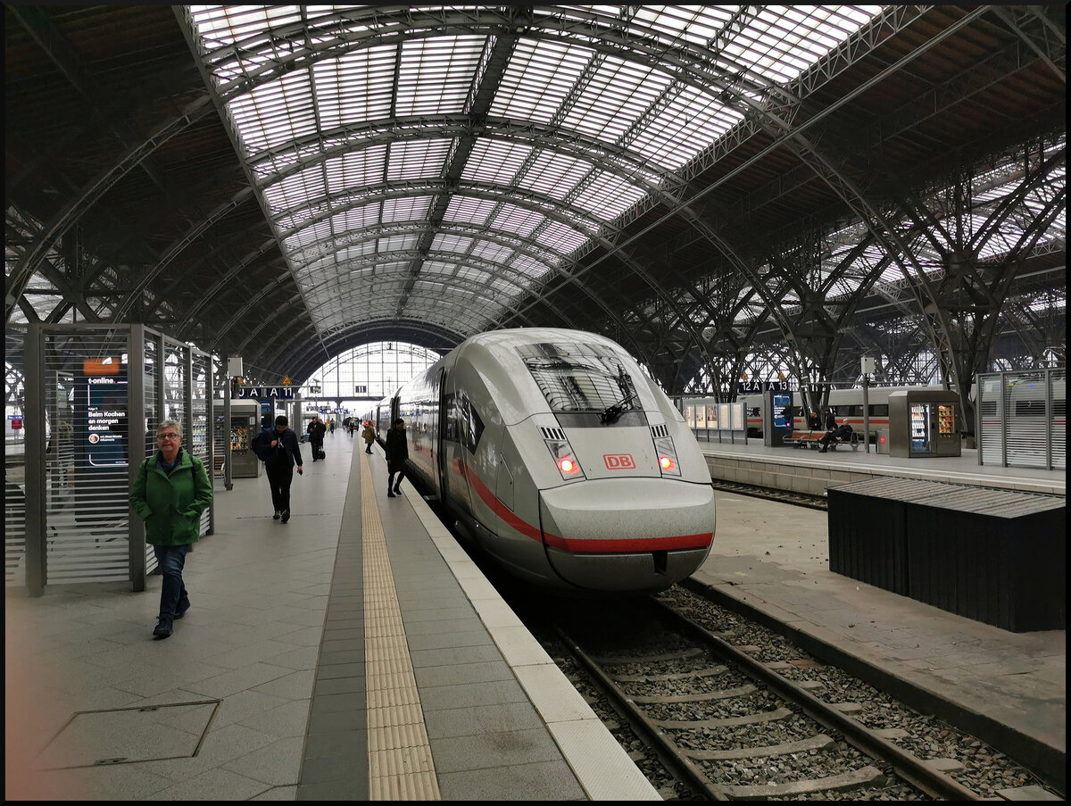 Steuerwagen voraus kam ICE597 nach M�nchen Hbf auf Gleis 11 in den Bahnhof gefahren und macht nun Kopf, Leipzig Hauptbahnhof, 20.03.2023 (93 80 0812 042-1 D-DB, DB Fernverkehr AG)
