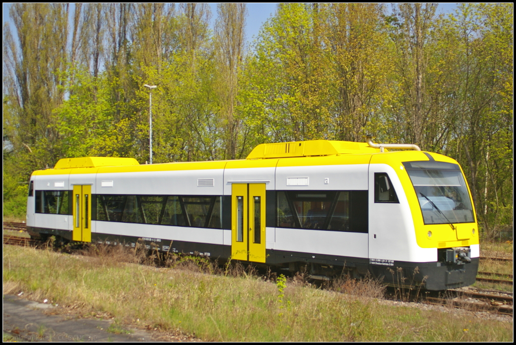 SWEG VT 526 / 650 588-6 in Berlin-Sch�nholz, 24.04.2015
<br><br>
Auf �berf�hrungsfahrt von Berlin-Reinickendorf nach Erfurt befand sich der RegioHuttle der S�dwestdeutsche Verkehrs-AG. Der Triebwagen erhielt eine neue Inneneinrichtung und eine neue Lackierung. Gebaut wurde der RS1 urspr�nglich von ADtranz im Jahr 1998 (NVR-Nummer 95 80 0650 588-6 D-SWEG)