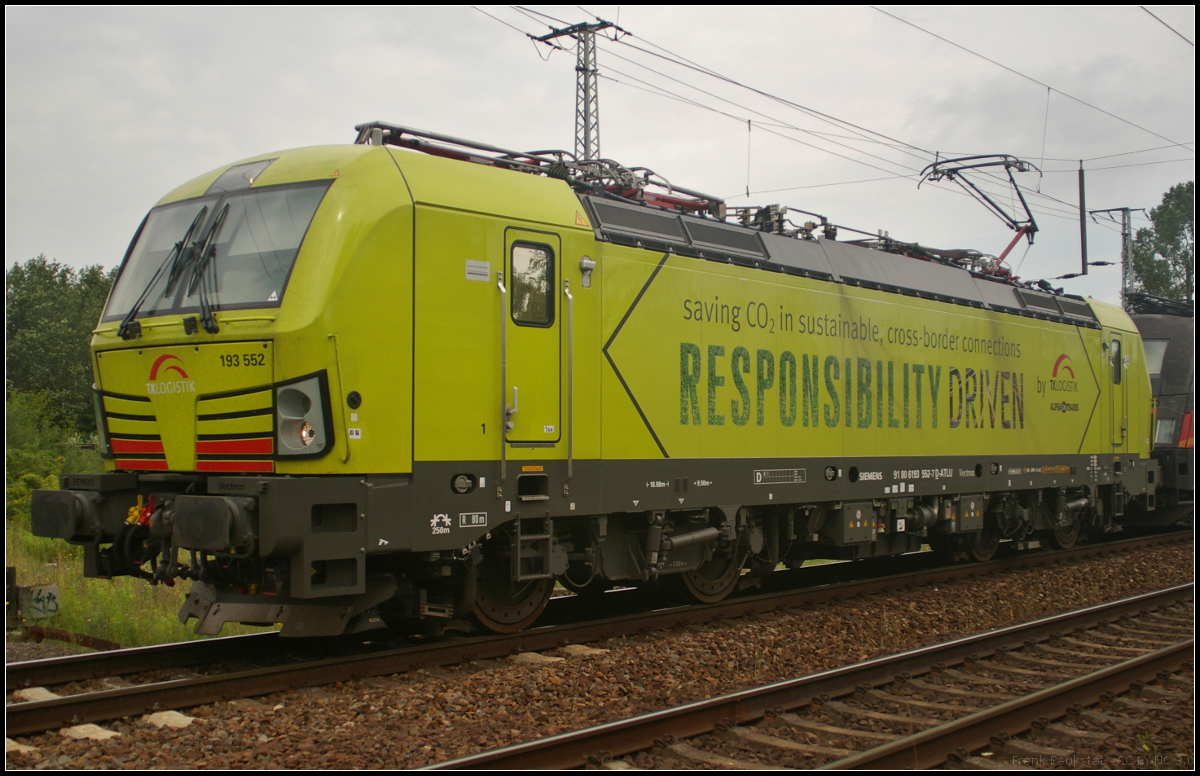 TX Logistik 193 552-7 'Responsibility Driven' noch einmal in Großaufnahme. Sie fuhr am 09.07.2017 mit ES 64 U2-060 und dem 'LKW-Walter'-KLV durch die Berliner Wuhlheide