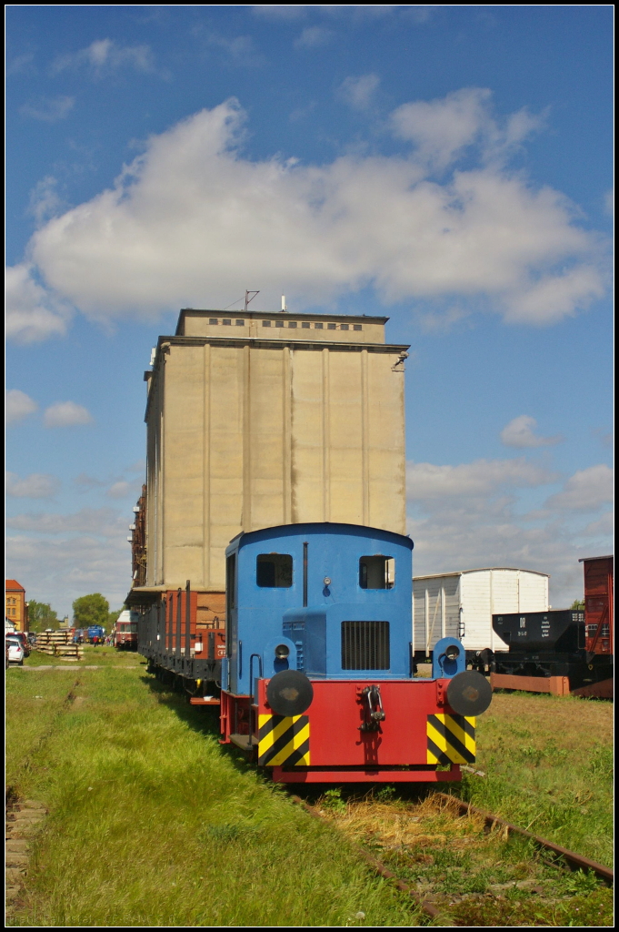 VEB Fleischkombinat Magdeburg  1  in Magdeburg Neustadt, 10.05.2015
<br><br>
Die Lok vom Typ N2 wurde 1952 beim Lokomotivbau “Karl Marx” in Potsdam-Babelsberg (LKM) gebaut und an das Fleiskombinat in Magdeburg ausgeliefert. Sie hat ein Dienstgewicht von 8.8 t, eine Motorleistung von 30 PS und ein mechanisches 2-Gang Getriebe. Die Kleinlok war w�hrend des Familienfest der Magdeburger Eisenbahnfreunde e.V. zu sehen.