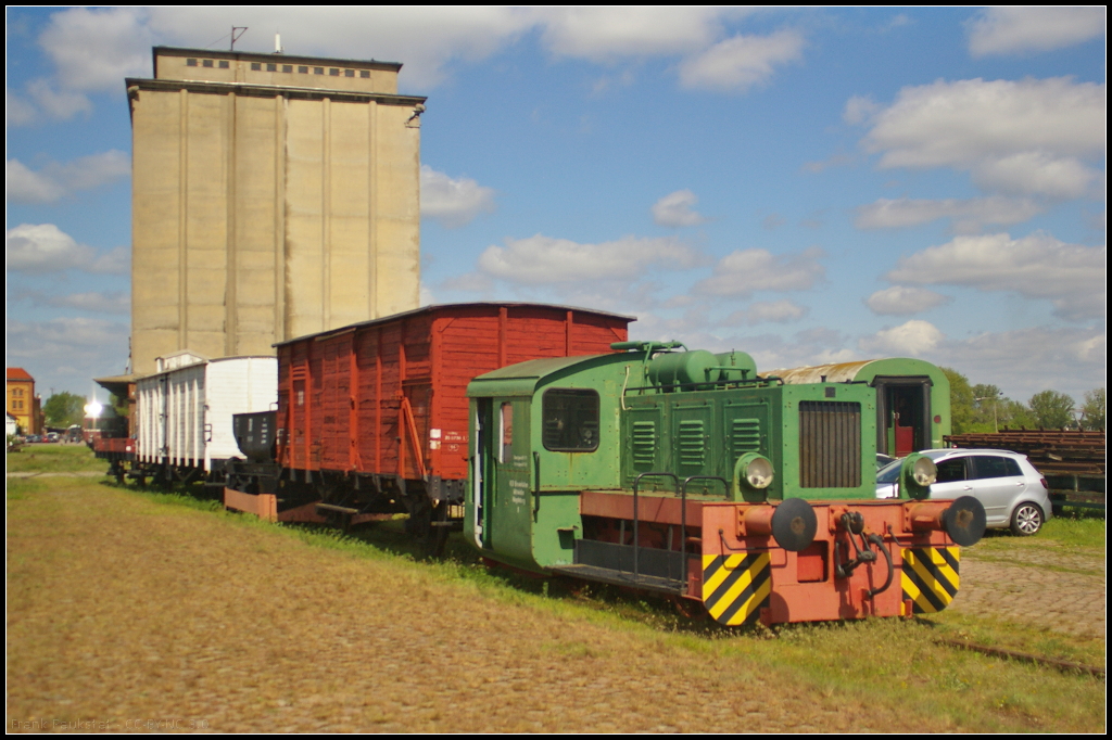 VEB Fleischkombinat Magdeburg  2  in Magdeburg Neustadt, 10.05.2015
<br><br>
Gebaut wurde die Kleinlok 1954 und wurde an die DR ausgeliefert. Die setzte sie im Fleischkombinat als Verschublok ein. Die Lok vom Typ N4 verf�gt �ber einen 90 PS-Motor und Stangenantrieb. Die Lok war w�hrend des Familienfest der Magdeburger Eisenbahnfreunde e.V. zu entdecken.