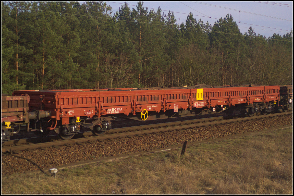 Vierachsiger Drehgestell-Flachwagen mit Seitenborden der Gattung Res-x 676 der DB Cargo Deutschland AG. Eingesetzt wird der Wagen im Bauzugdienst, gekennzeichnet durch den gelben Balken in der Mitte. Der Wagen wurde vom Raw Eberswalde gebaut, besitzt acht Drehrungen und neunteilige Stahl-Seitenborde. Der Wagen, der mit alten Schwellen beladen war, war in einem gemischten Güterzug eingereiht der am 09.04.2018 durch die Berliner Wuhlheide fuhr (31 RIV 80 D-DB 3942 960-6 Res-x 676).