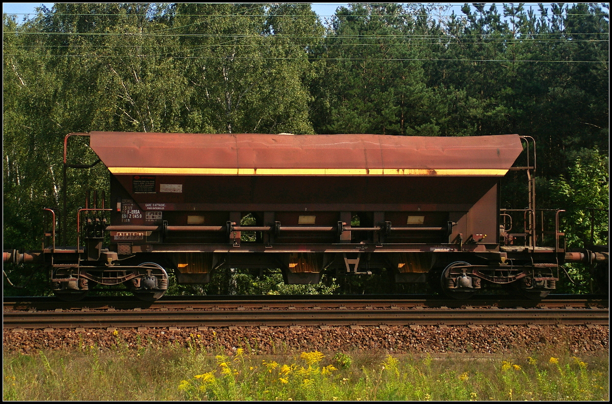 Vierachsiger Drehgestell-Schüttgutwagen mit dosierbarer Schwerkraftentladung der Gattung Facs des Einstellers ERMEWA (33 RIV 87 F-ERSA 6942 045-0 Facs)