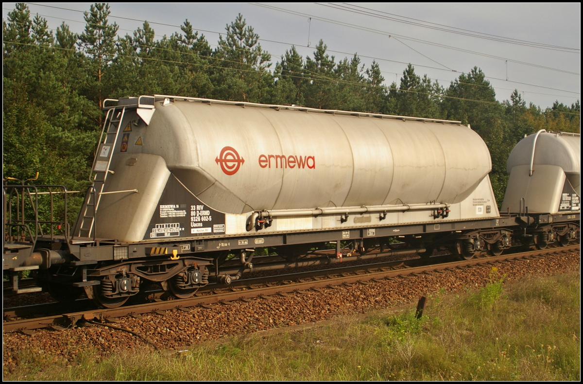 Vierachsiger Drehgestell-Staubgutwagen der Gattung Uacns des deutschen Einstellers Ermewa Berlin (33 RIV 80 D-ERMD 9326 602-5 Uacns)
