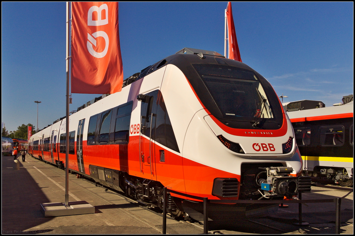 Von Bombardier kommen die neuen Cityjets für die ÖBB, eingereiht als Baureihe 4758. Bei den Elektrotriebzügen vom Typ Talent 3 handelt es sich um 6-teilige Züge mit 104,5 m Länge und rund 300 Sitzplätzen je nach Konfiguration (Sommer/Winter). Die Züge werden als S-Bahn-Version mit Steckdosen an den Sitzen, onboard-Portal, Plätze für Kinderwagen und Gepäck geliefert. Die Innenraumbeleuchtung wird tageslichtabhängig gestaltet, so das es eine angenehme Atmosphäre im Zug gibt. Teile der Inneneinrichtung sind modular, also austauschbar. WLAN, Klimaautomatik, Niederflureinstiege und zwei WC komplettieren die Ausstattung. Ausgestellt war der Triebzug bei der InnoTrans 2018 in Berlin auf der Freifläche.