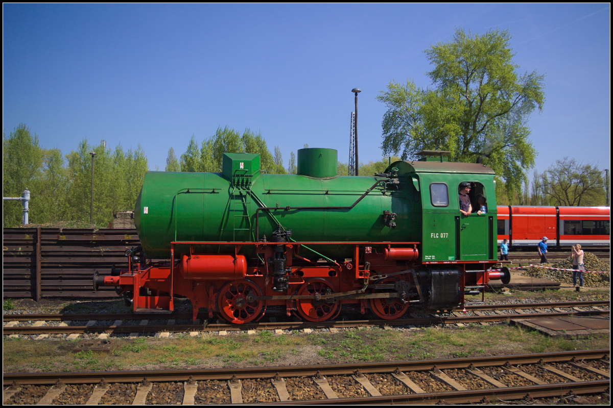 Zum Fr�hjahrsfest der Dampflokfreunde Berlin e.V. am 21.04.2018 in Berlin-Sch�neweide wurde auch die Dampfspeicherlokomotive FLC 077 unter Dampf gesetzt. Sie stand f�hr F�hrerstandsmitfahrten auf dem Vereinsgel�nde bereits, was besonders von den kleinen Besuchern rege genutzt wurde.